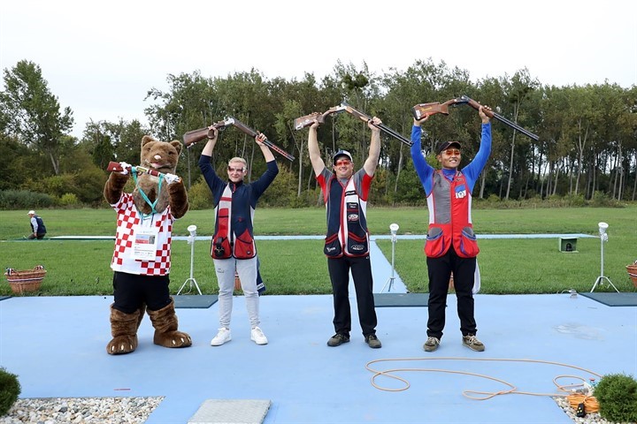 (圖)Yang Kun-pi first on right, pictured with other competitors at the ISSF World Championships Shotgun 2022.